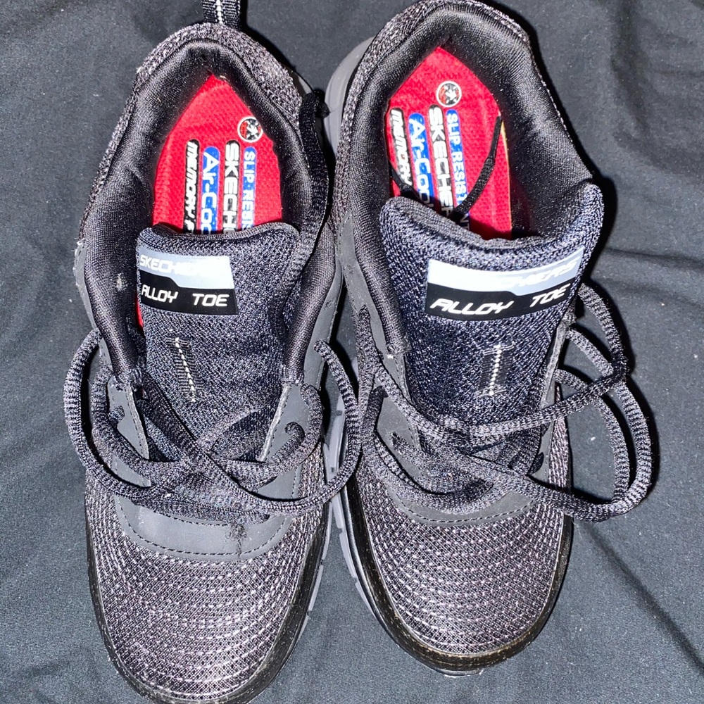 Women’s alloy toe slip resistant work shoes